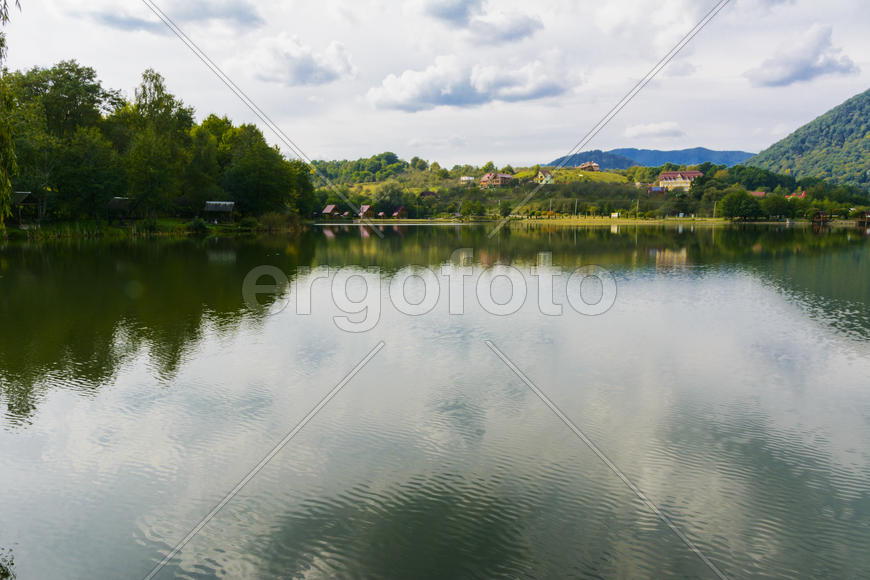 Озеро в горах для отдыха и рыбалки