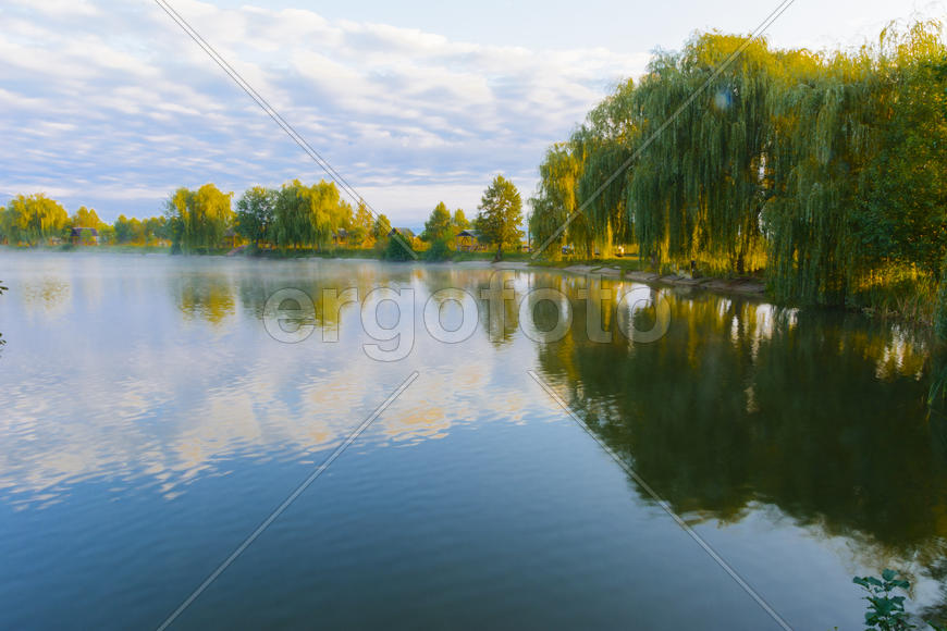 Озеро в горах для отдыха и рыбалки. Ранним утром