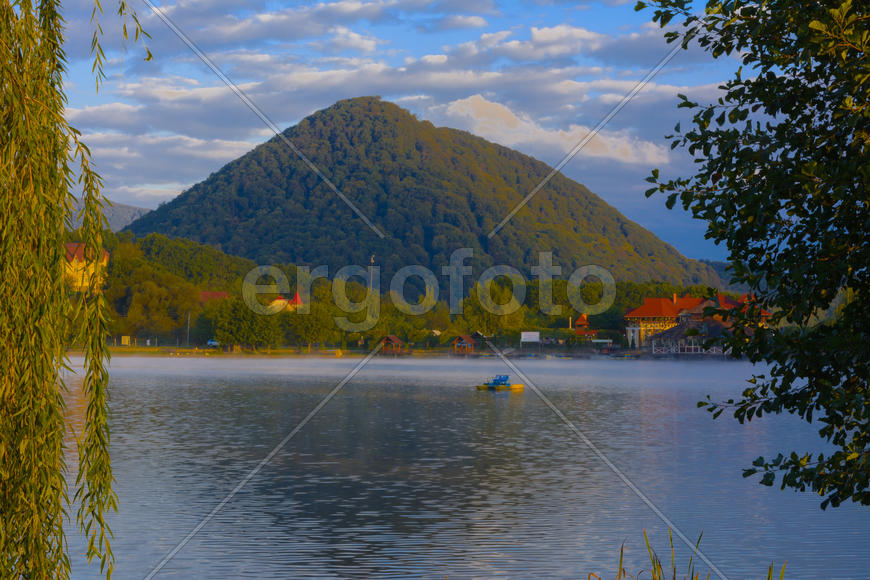 Озеро в горах для отдыха и рыбалки. Ранним утром