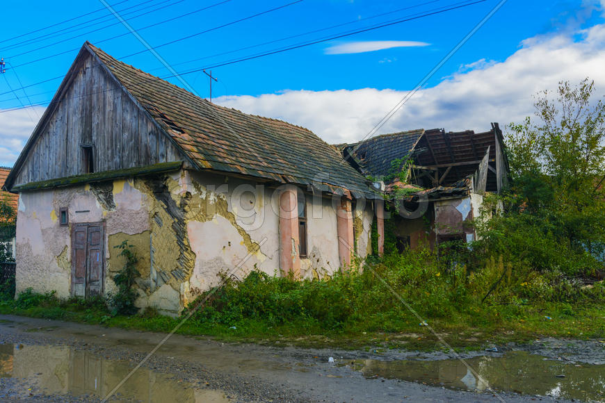 Старый заброшенный дом на краю деревни