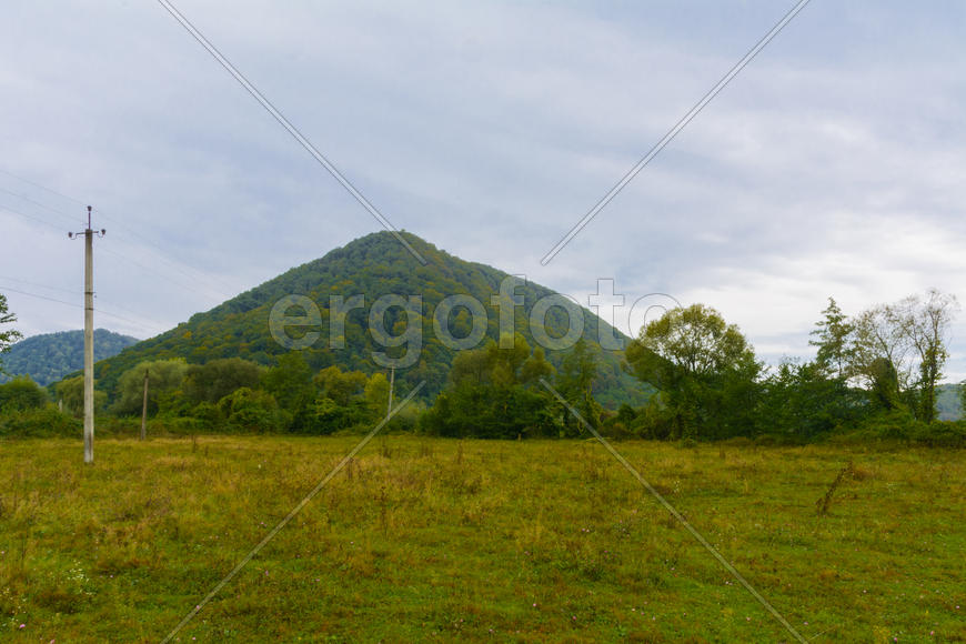 Пейзаж полей и гор в Западной Украине
