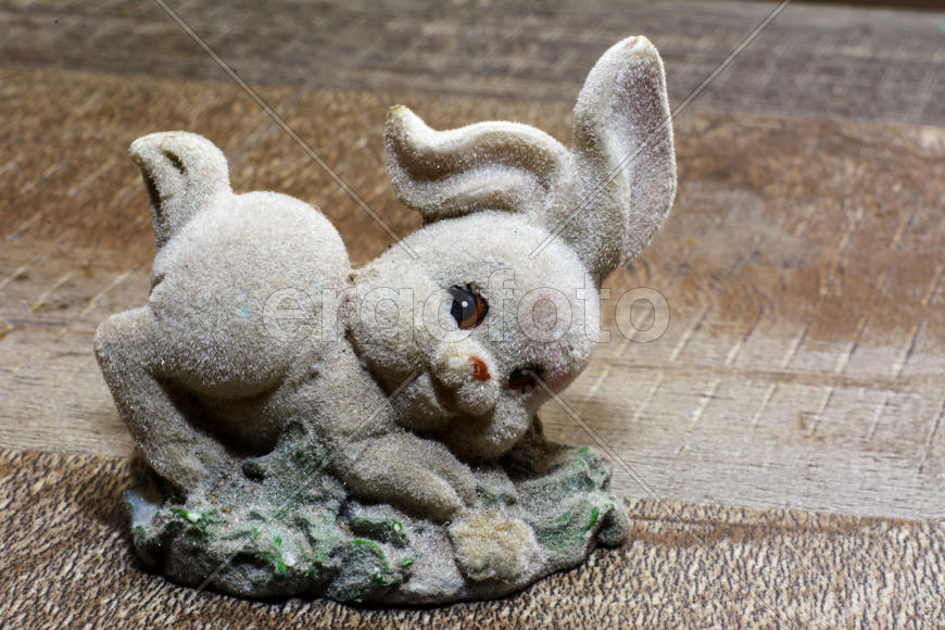 Маленькие детские игрушки крупным планом. Серый кролик 