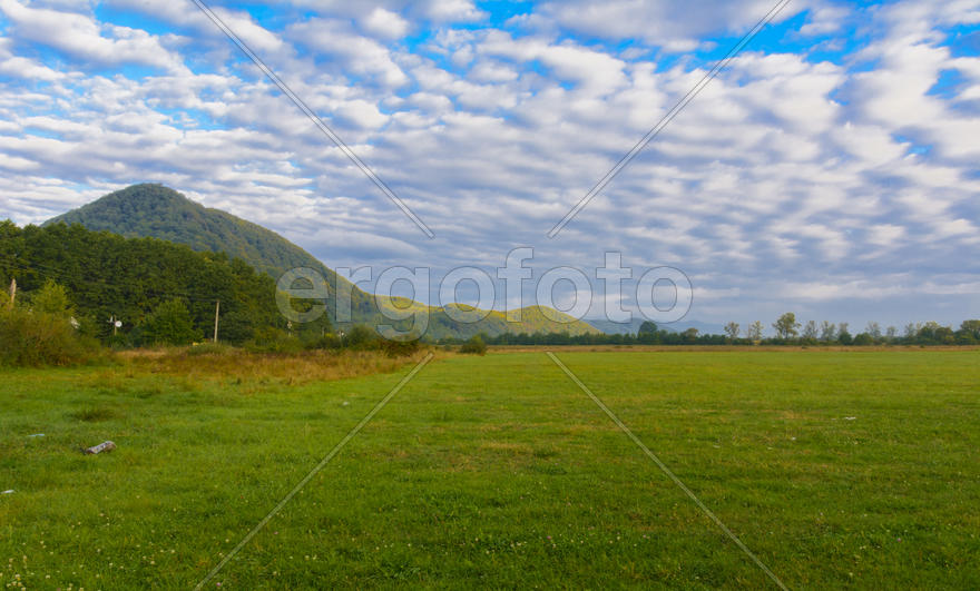 Пейзаж полей и гор в Западной Украине