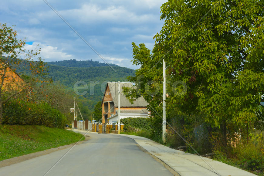 Горная дорога. Ландшафт поля и гор