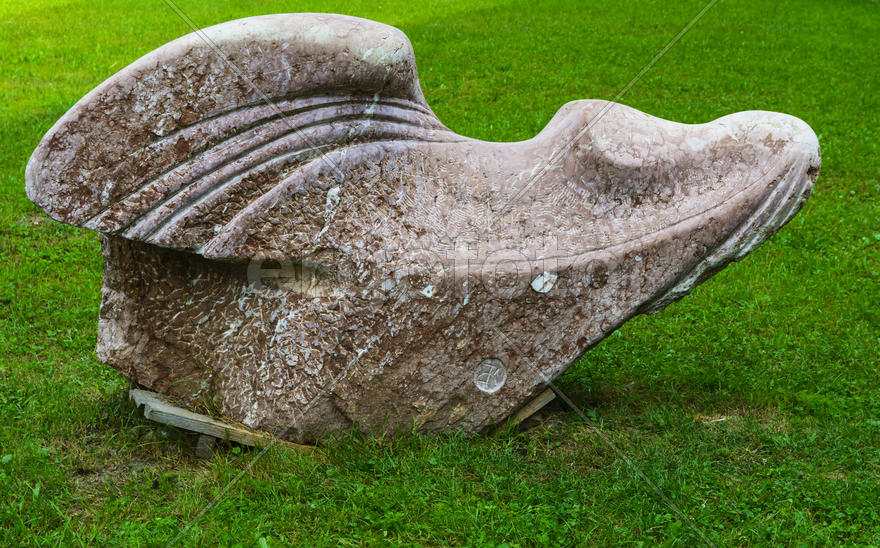 Глиняные фигуры для украшения сада. 