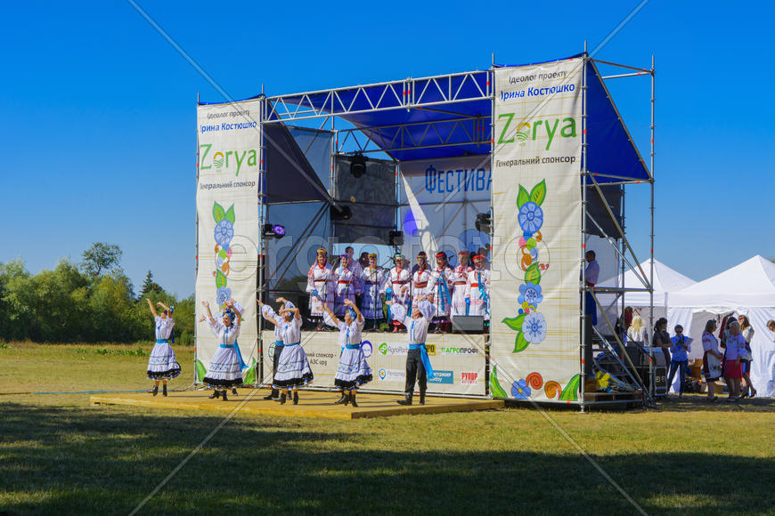 Speech by the artists at the fair in the village