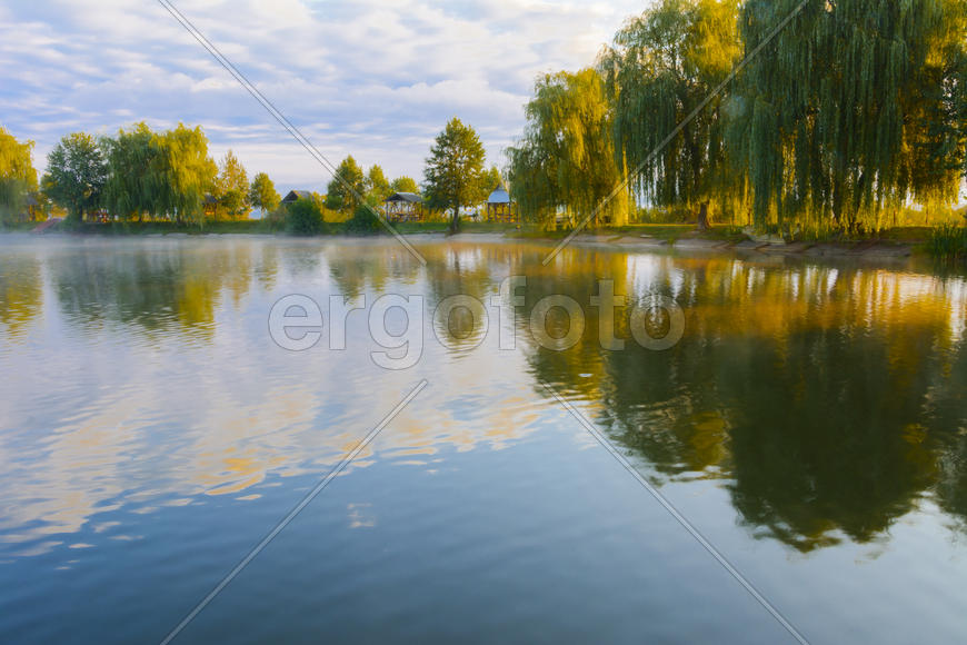 Озеро в горах для отдыха и рыбалки. Ранним утром