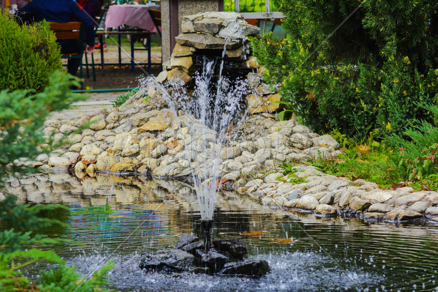 Фонтан в парке на фестивале в селе Западной Украины