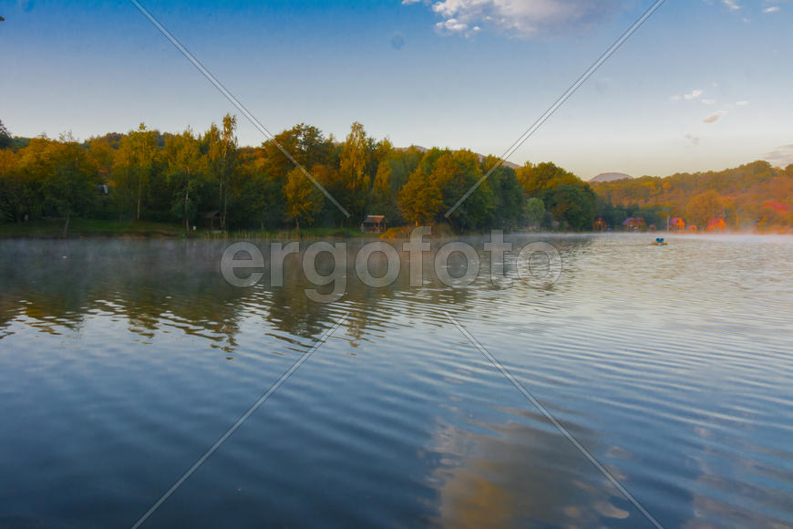 Озеро в горах для отдыха и рыбалки