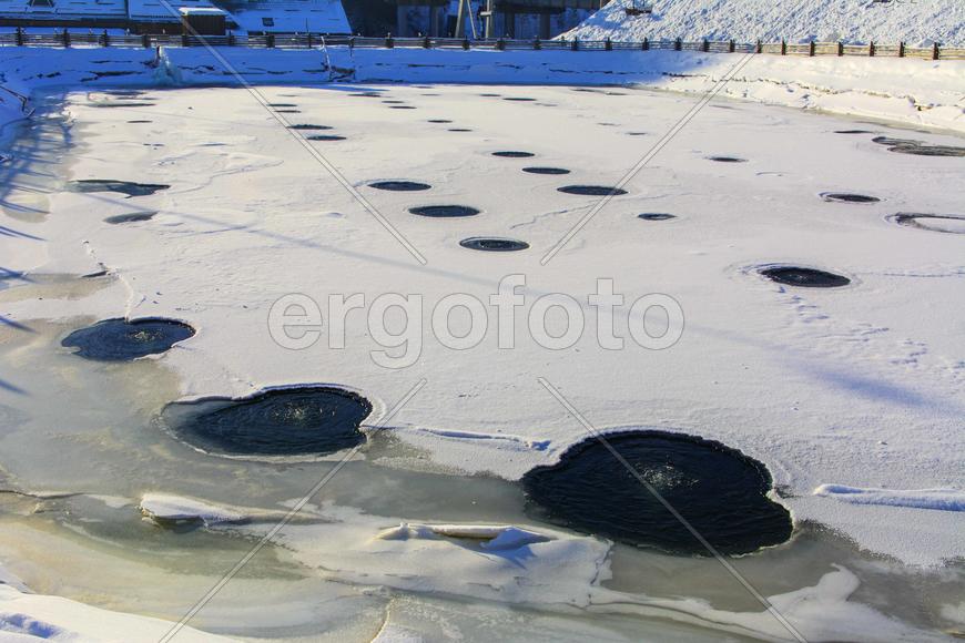 Теплая вода на льду замерзшего озера