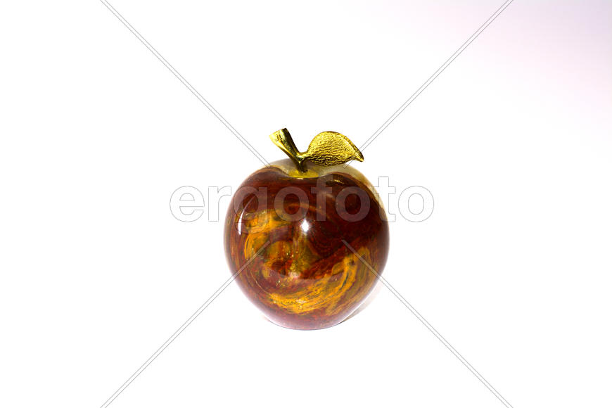 Яблоко из оникса на белом фоне