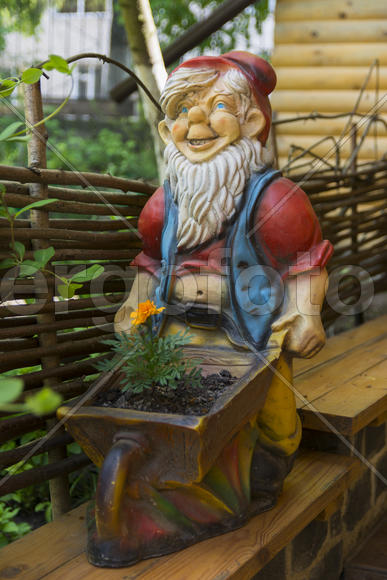 Figurines, design of a private house yard