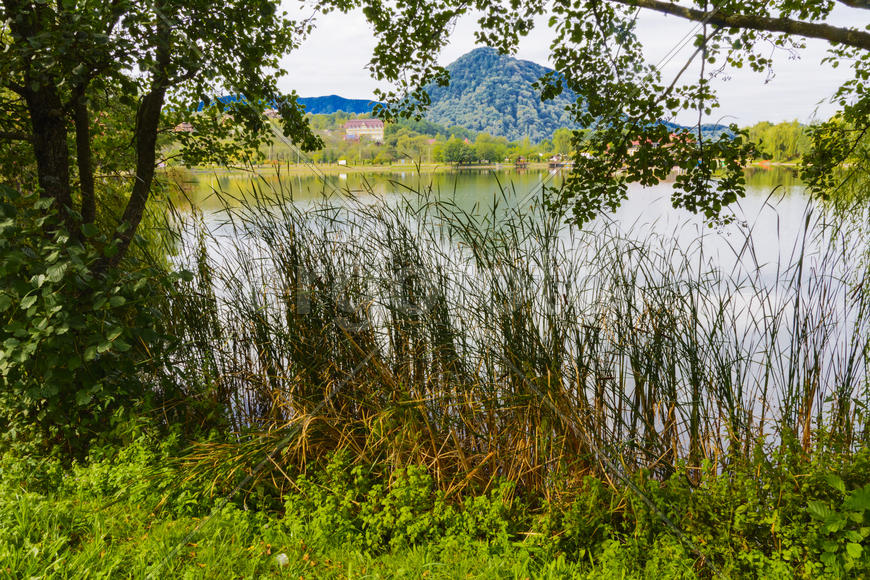 Озеро в горах для отдыха и рыбалки