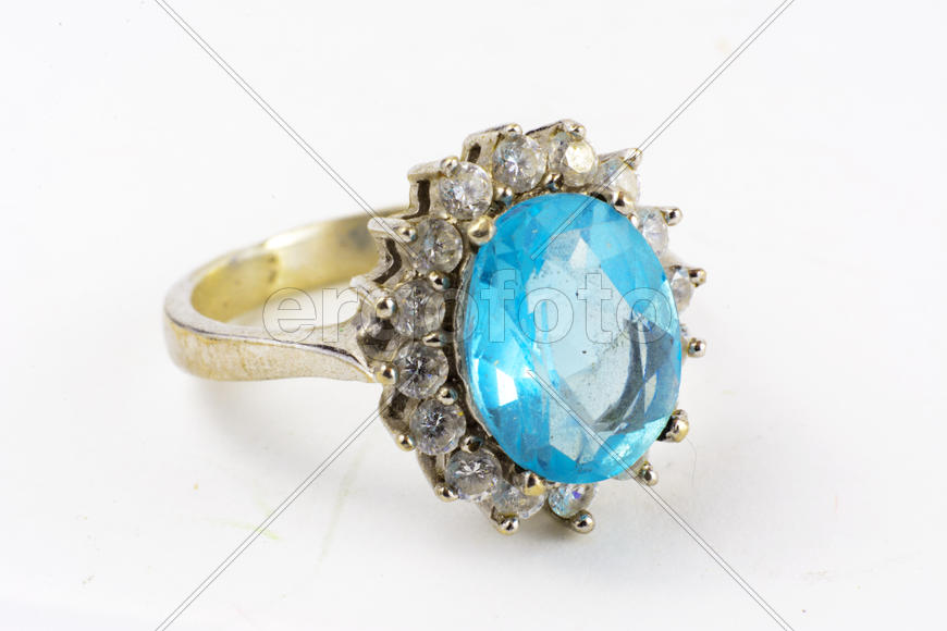 Женские ювелирные изделия и украшения на белом фоне