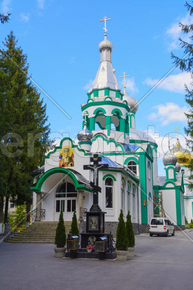 Деревенская Церковь в небольшом селе на Западной Украине