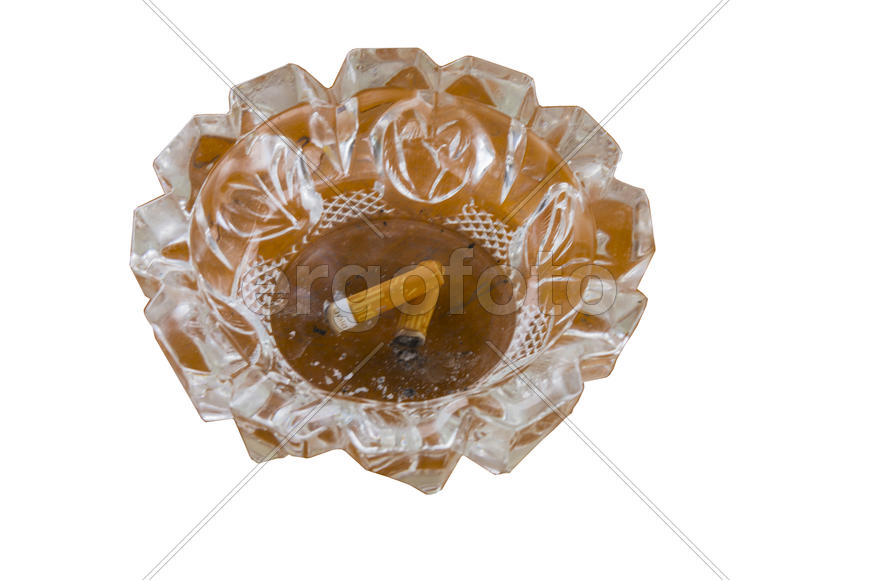 Грязная пепельница с окурками на белом фоне 