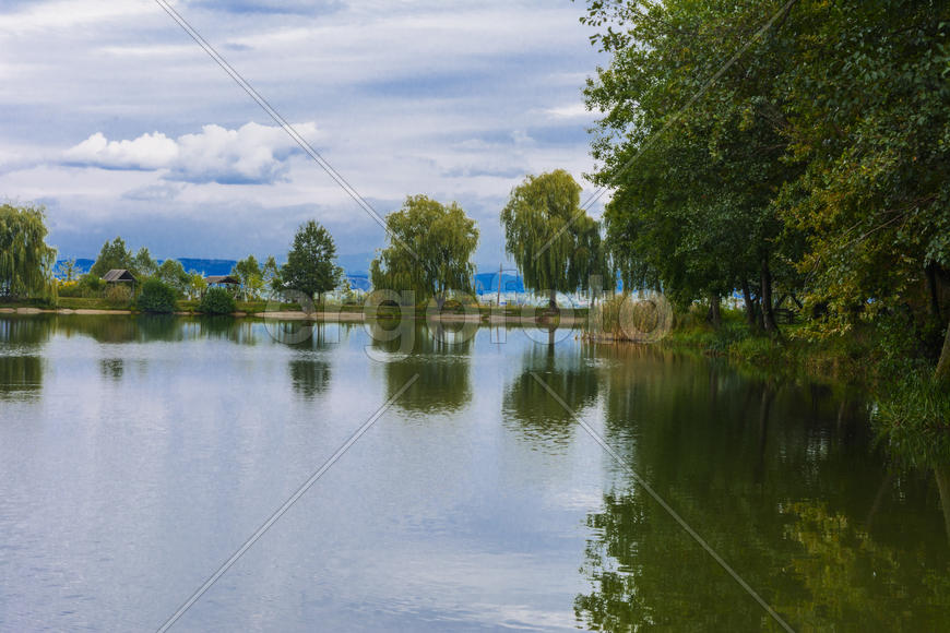 Озеро в горах для отдыха и рыбалки
