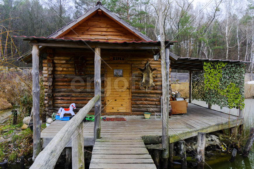 Деревянный частный дом, построенный на берегу озера