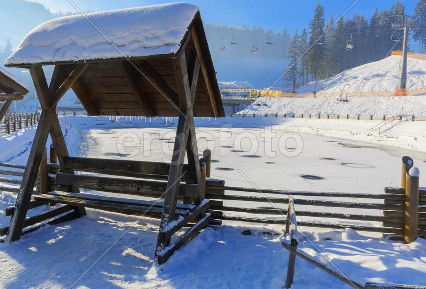 Теплая вода на льду замерзшего озера