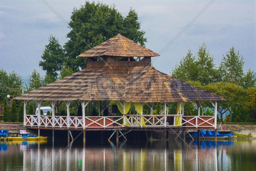 Озеро в горах для отдыха и рыбалки