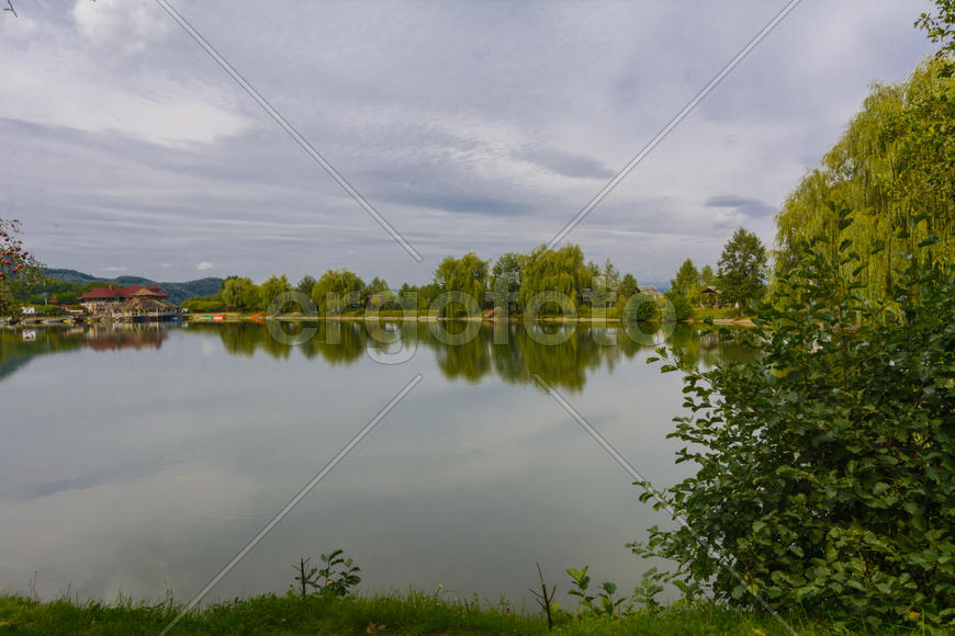 Озеро в горах для отдыха и рыбалки