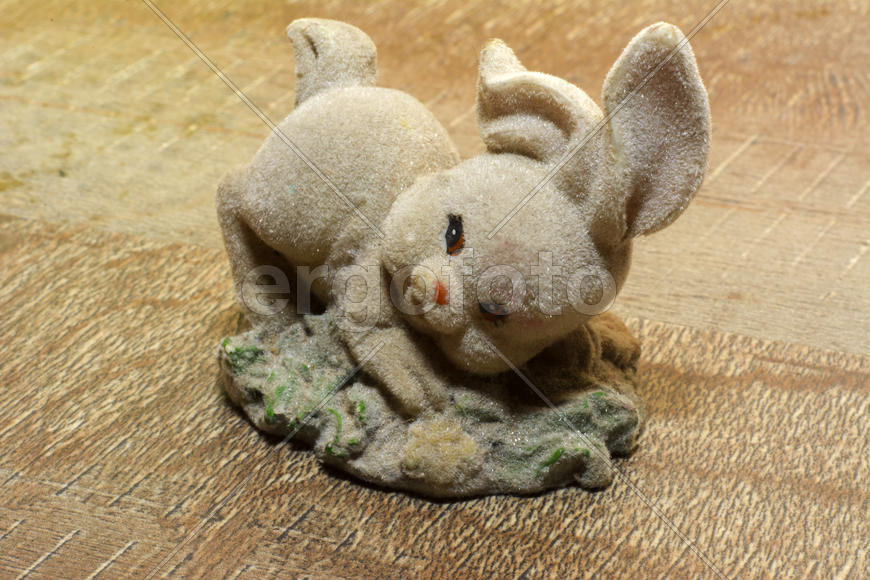 Маленькие детские игрушки крупным планом. Серый кролик 