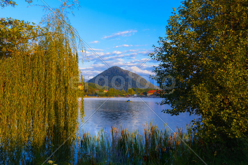 Озеро в горах для отдыха и рыбалки. Ранним утром