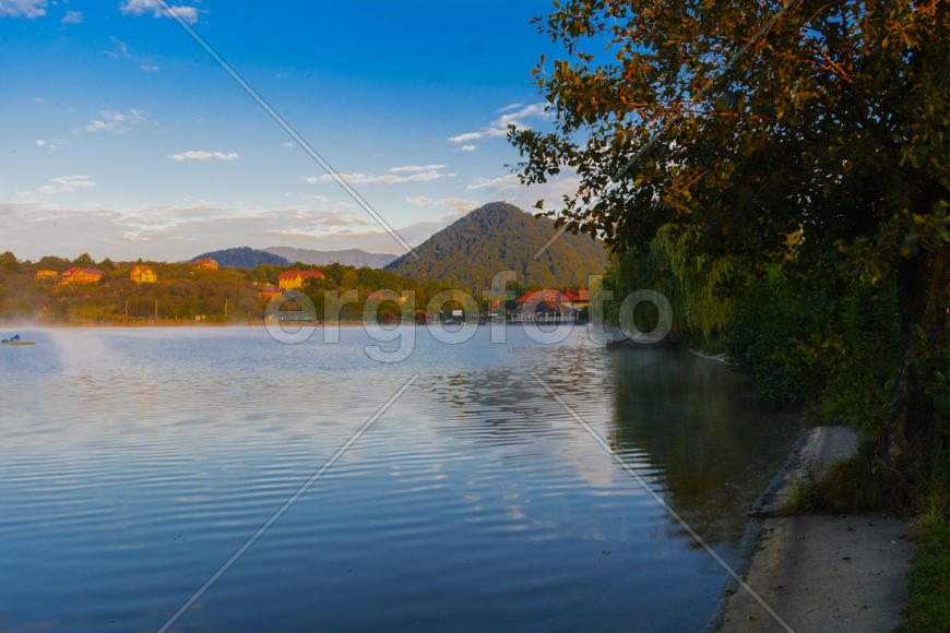 Озеро в горах для отдыха и рыбалки. Ранним утром