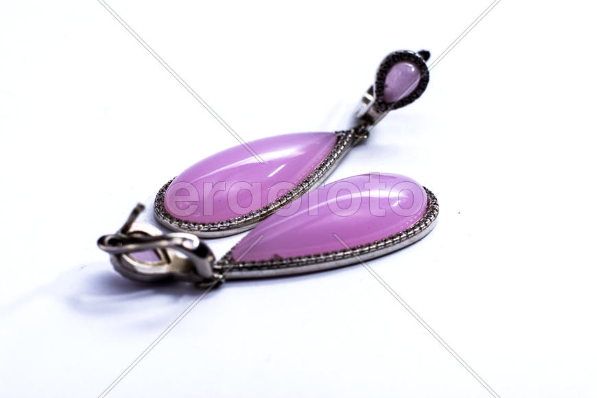 Женские ювелирные изделия и украшения на белом фоне