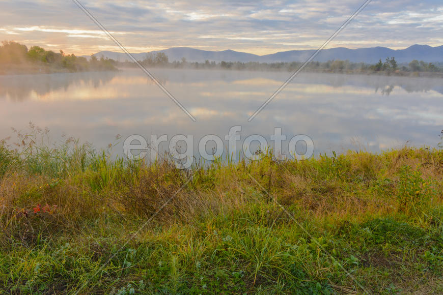 Озеро в горах для отдыха и рыбалки. Ранним утром