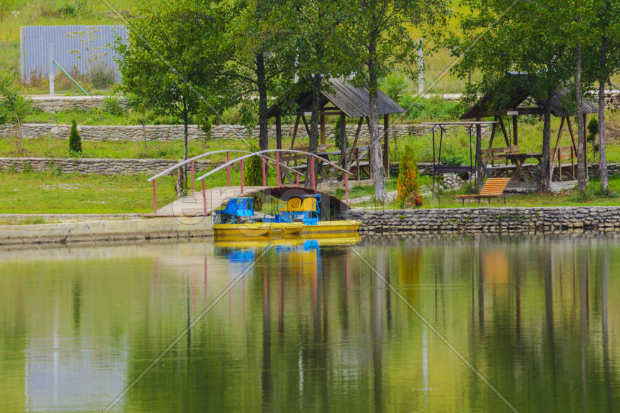 Озеро в горах для отдыха и рыбалки