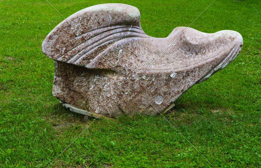 Глиняные фигуры для украшения сада. 