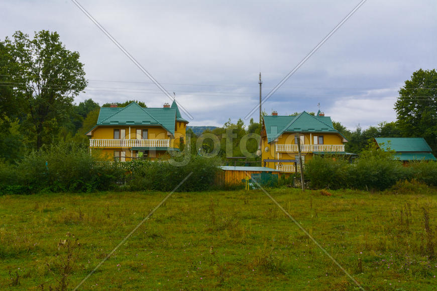 Дизайн частного дома. Дом с зеленой крышей 