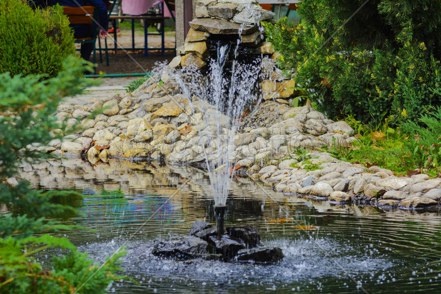 Фонтан в парке на фестивале в селе Западной Украины