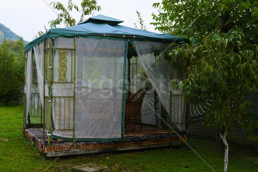 Дизайн двора жилого дома. Уличная беседка 