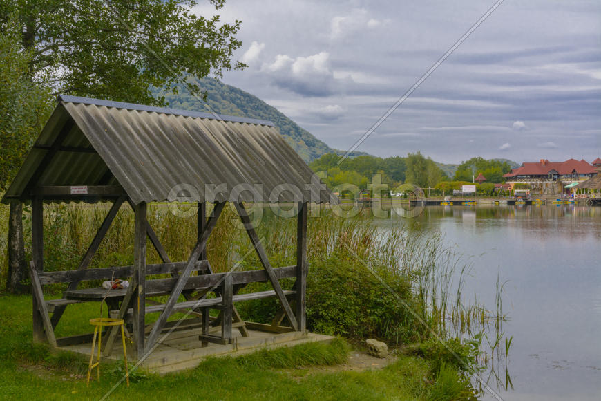 Озеро в горах для отдыха и рыбалки