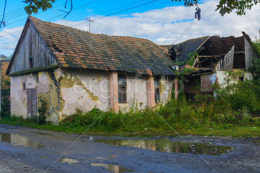 Старый заброшенный дом на краю деревни
