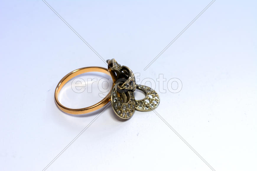 Женские ювелирные изделия и украшения на белом фоне