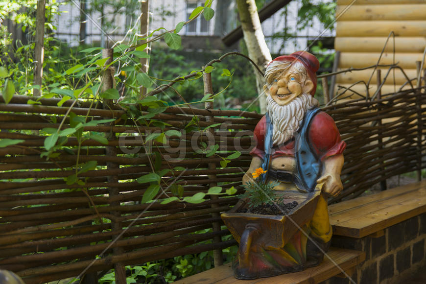 Figurines, design of a private house yard