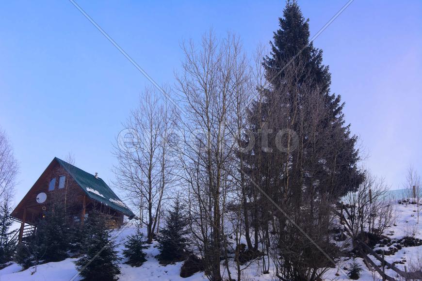 Дизайн частного дома в горной местности в зимний период