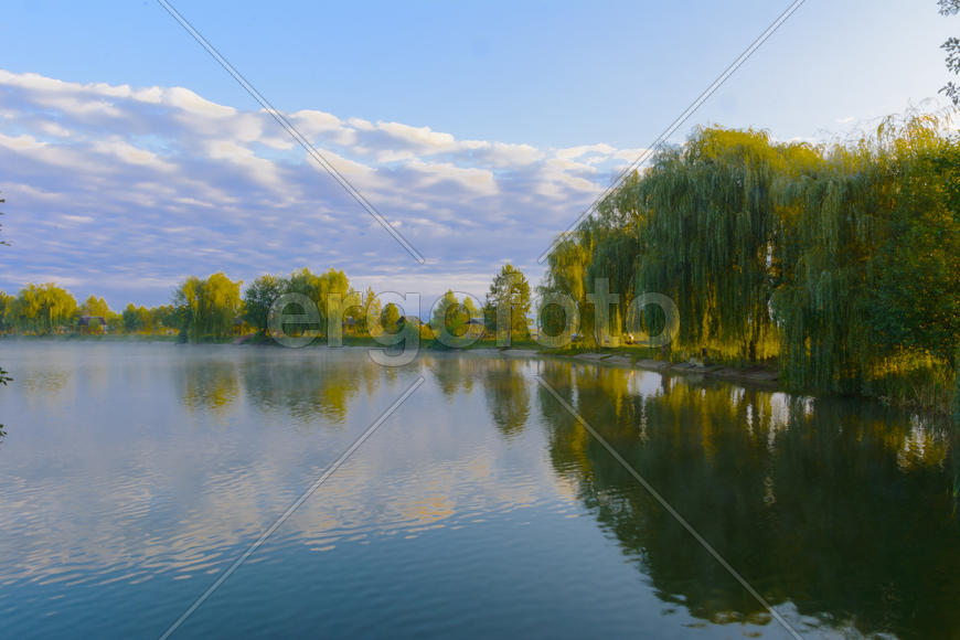 Озеро в горах для отдыха и рыбалки. Ранним утром