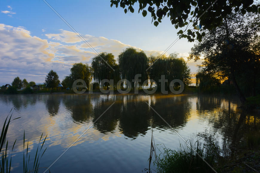 Озеро в горах для отдыха и рыбалки. Ранним утром