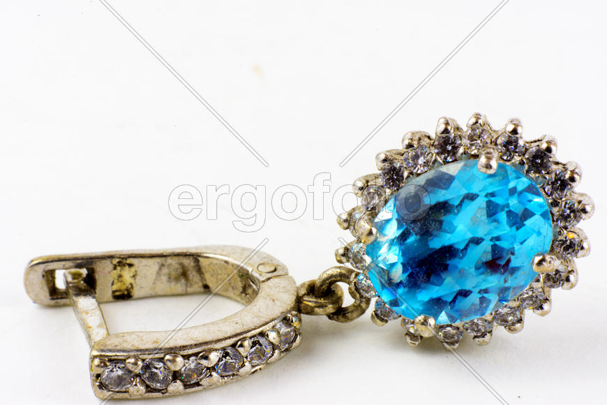 Женские ювелирные изделия и украшения на белом фоне