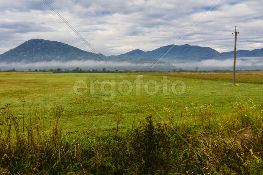 Пейзаж полей и гор в Западной Украине
