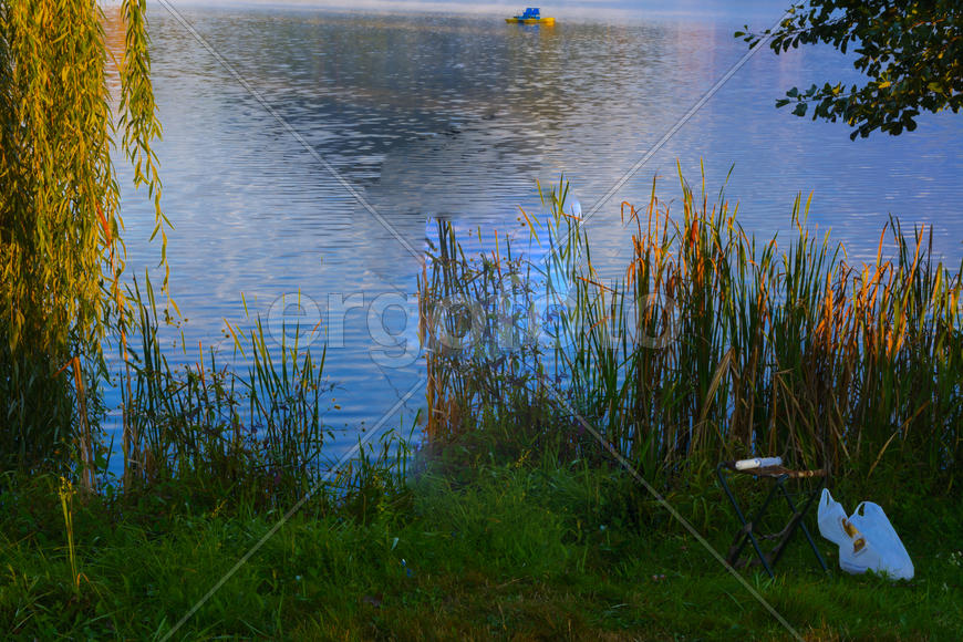 Озеро в горах для отдыха и рыбалки. Ранним утром