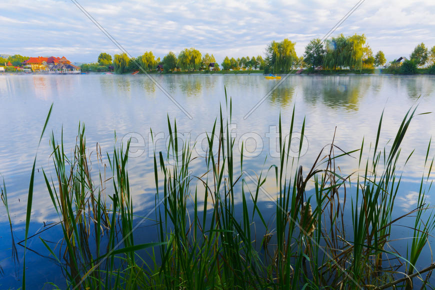 Озеро в горах для отдыха и рыбалки