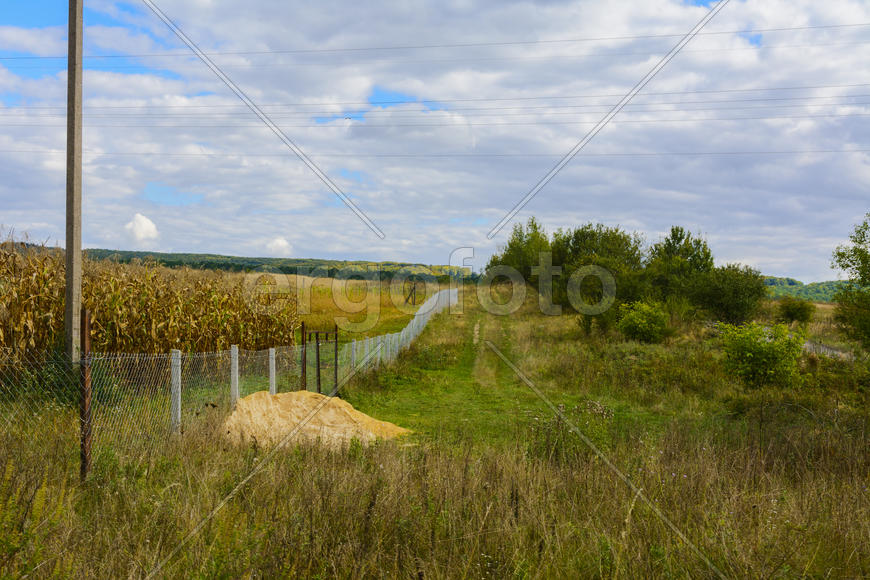 Пейзаж полей и гор в Западной Украине