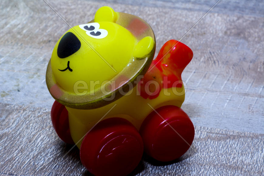 Маленькие детские игрушки крупным планом. Детский львенок на колесах 