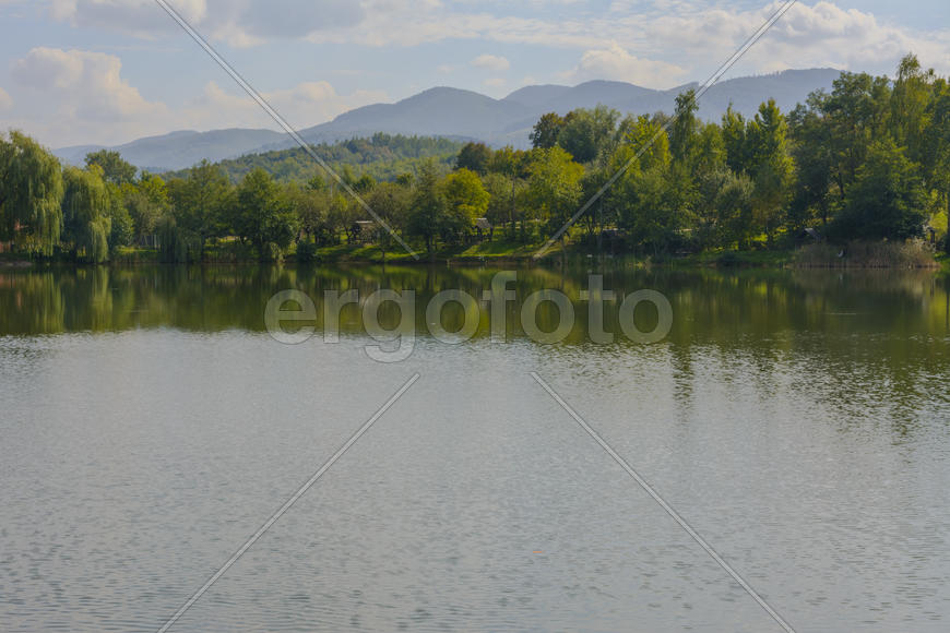 Озеро в горах для отдыха и рыбалки