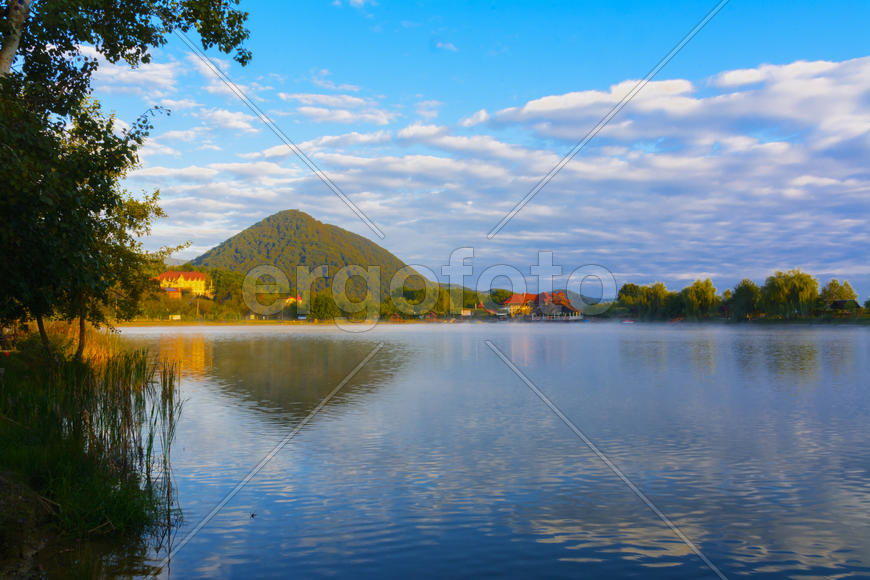 Озеро в горах для отдыха и рыбалки